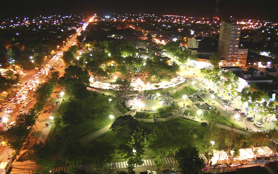Plazas y Peatonal de Noche