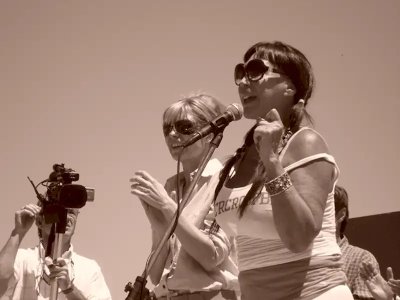 Karina Rabolini y Moria Casan en Miramar | Miramarense