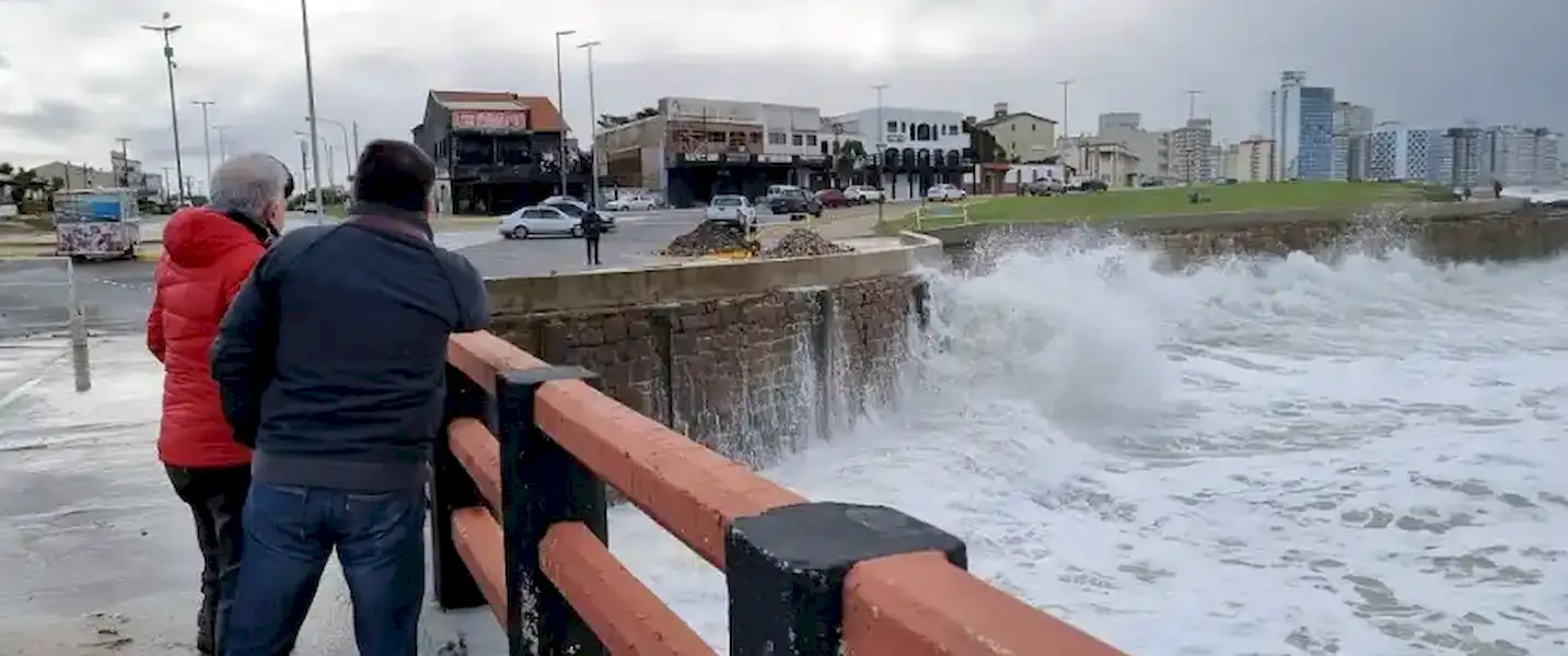 Realizan vallado en el paseo costanero que se derrumbó por la marejada | Miramarense